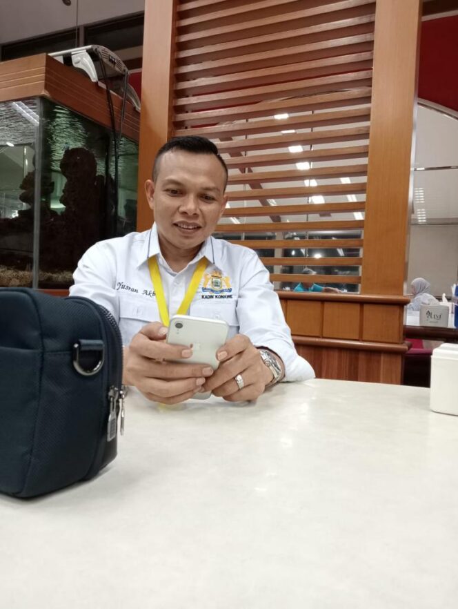
 Ketua Kadin, Yusran Akbar, ST Memberikan Ucapan Selamat Kepada ir.Afdal,ST, M.PWK Atas Terpilihnya Sebagai Kordinator KAHMI Kab.Konawe