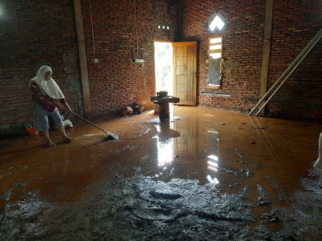 
 Kondisi Rumah Warga di Desa Puununu, Pulau Kabaena Usai Banjir Lumpur, Kamis Dini Hari (2/2/2023).