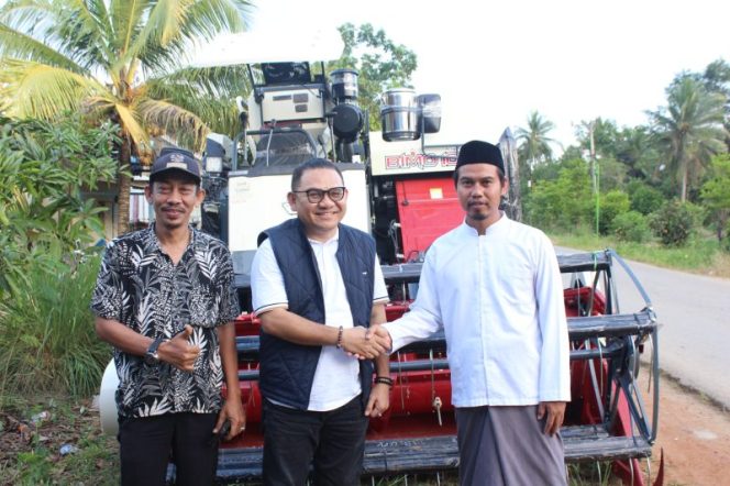 
 Anggota DPR RI Jaelani Bagikan Alat Pertanian Bagi Petani di Konawe