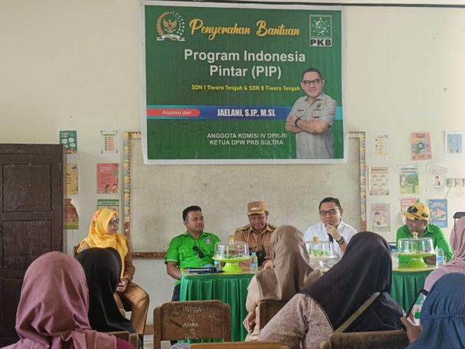 
 Jaelani Serahkan Bantuan PIP, Wujudkan Akses Pendidikan Merata di Daerah Pemilihan