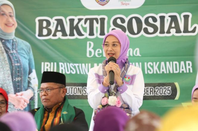 
 Ke Pulau Buton, Rustini Muhaimin Salurkan Bantuan Sosial untuk Warga Kurang Mampu
