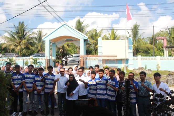 
 Anggota DPR RI Jaelani Beri Dukungan Tim Futsal SMAN 2 Raha